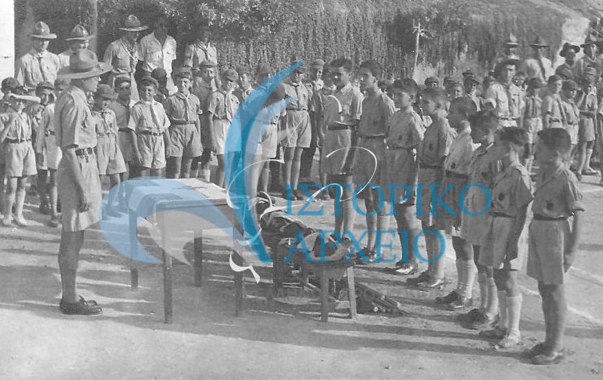 Οι νέοι πρόσκοποι της 3ης Ομάδας Αλεξάνδρειας στην τελετή υπόσχεσης το 1945.