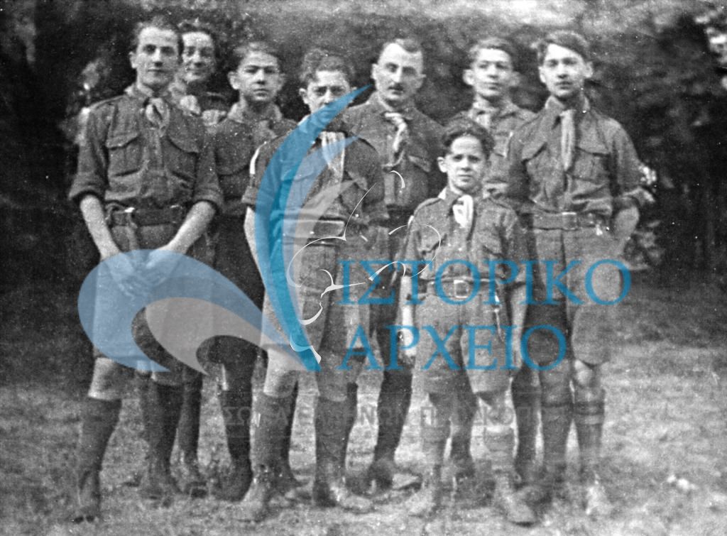 Ο Ησαϊας Ησαϊας με την ελληνική ομάδα Παρισίων το 1922.