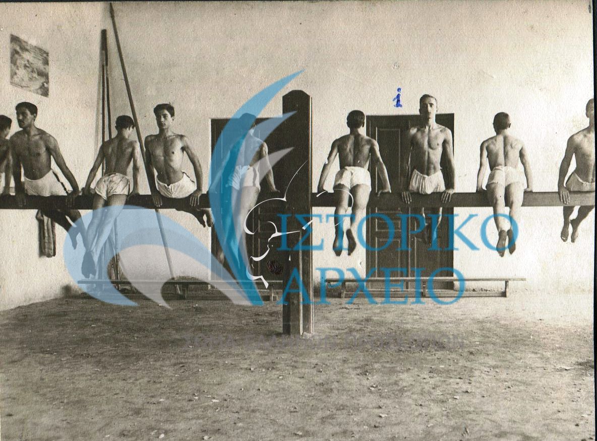 Η 9η Ομάδα Αθηνών σε ασκήσεις στο Γυμναστήριο του Εθνικού το 1919.
