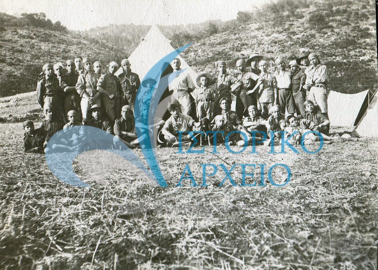 Η 9η Αθηνών σε αναμνηστική φωτογραφία από την  6η χρονικά κατασκήνωσή της στον Πόρο τον Ιούλιο του 1920.