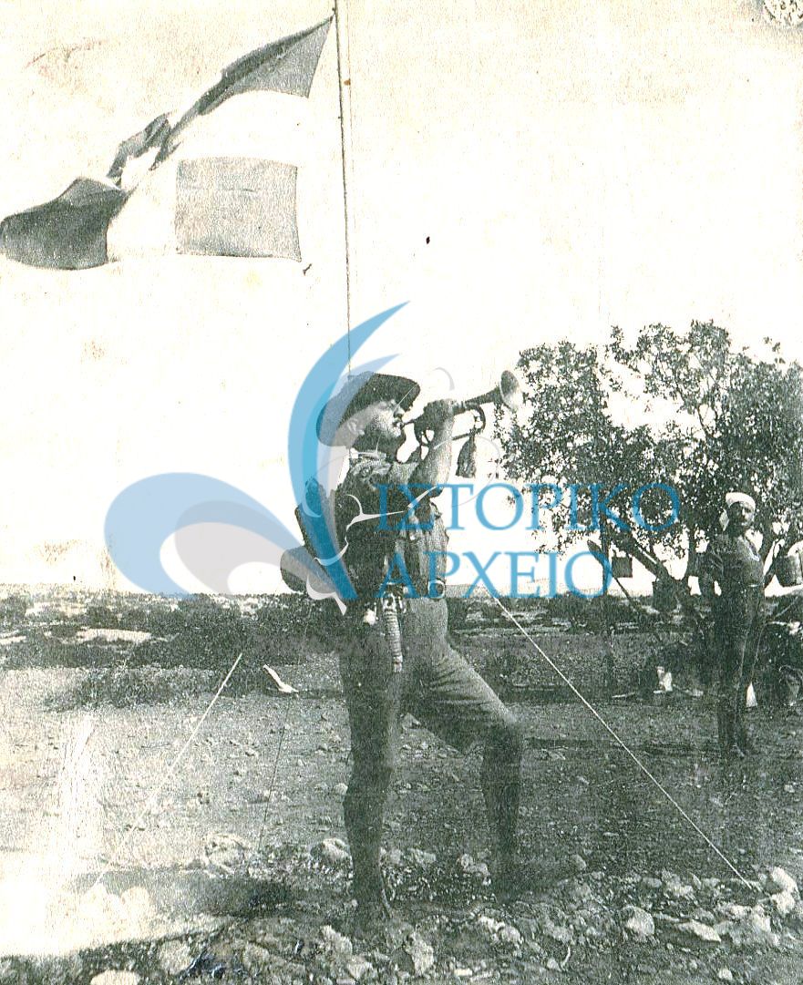 Ο σαλπιγκτής της 9ης Ομάδας Αθηνών Παν. Κονταξής κάτω από την σημαία της εκδρομής τους στην Πάρνηθα.