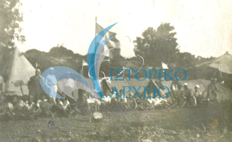 Οι πρόσκοποι της 9ης Αθηνών γύρω από τον ιστό της 10ης κατασκήνωσης που πραγματοποίησαν στη Γλυφάδα το 1923.