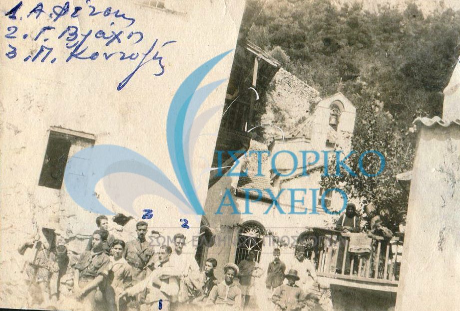 Στη φωτογραφία ο Α. Φέτσης, ο Γ. Βλάχος, ο Π. Κονταξής με προσκόπους της 9ης Αθηνών σε εκδρομή στη Μονή Κλειστών τον Σεπτέμβριο του 1923.