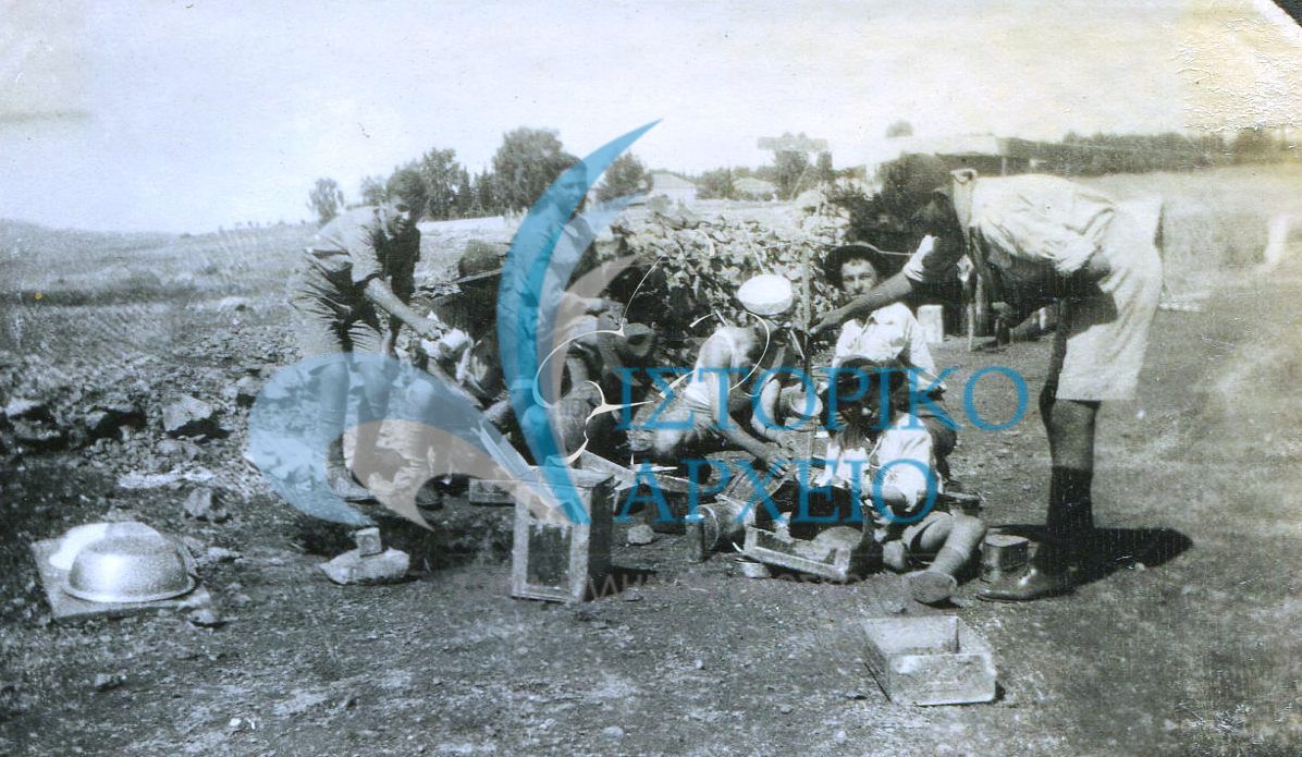 Έλληνες Πρόσκοποι Ιεροσολύμων σε κατασκήνωση το 1932 Καθαρισμός των μαγειρικών σκευών.Αρχηγός Αργύρης Ιγνατιάδης