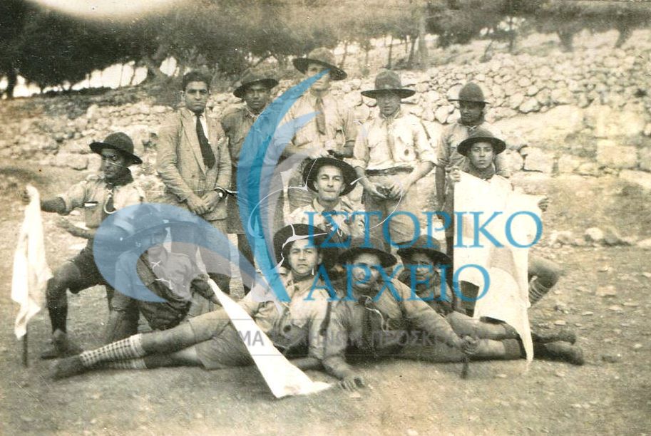 Έλληνες Πρόσκοποι Ιεροσολύμων σε κατασκήνωση το 1935 Αρχηγός Αργύρης Ιγνατιάδης 