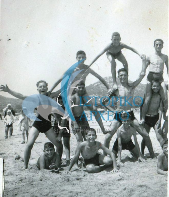 Το 6ο Σύστημα Αθηνών το 1937 σε κατασκήνωση στην Βάρκιζα Οι πρόσκοποι σε θαλάσιο μπάνιο