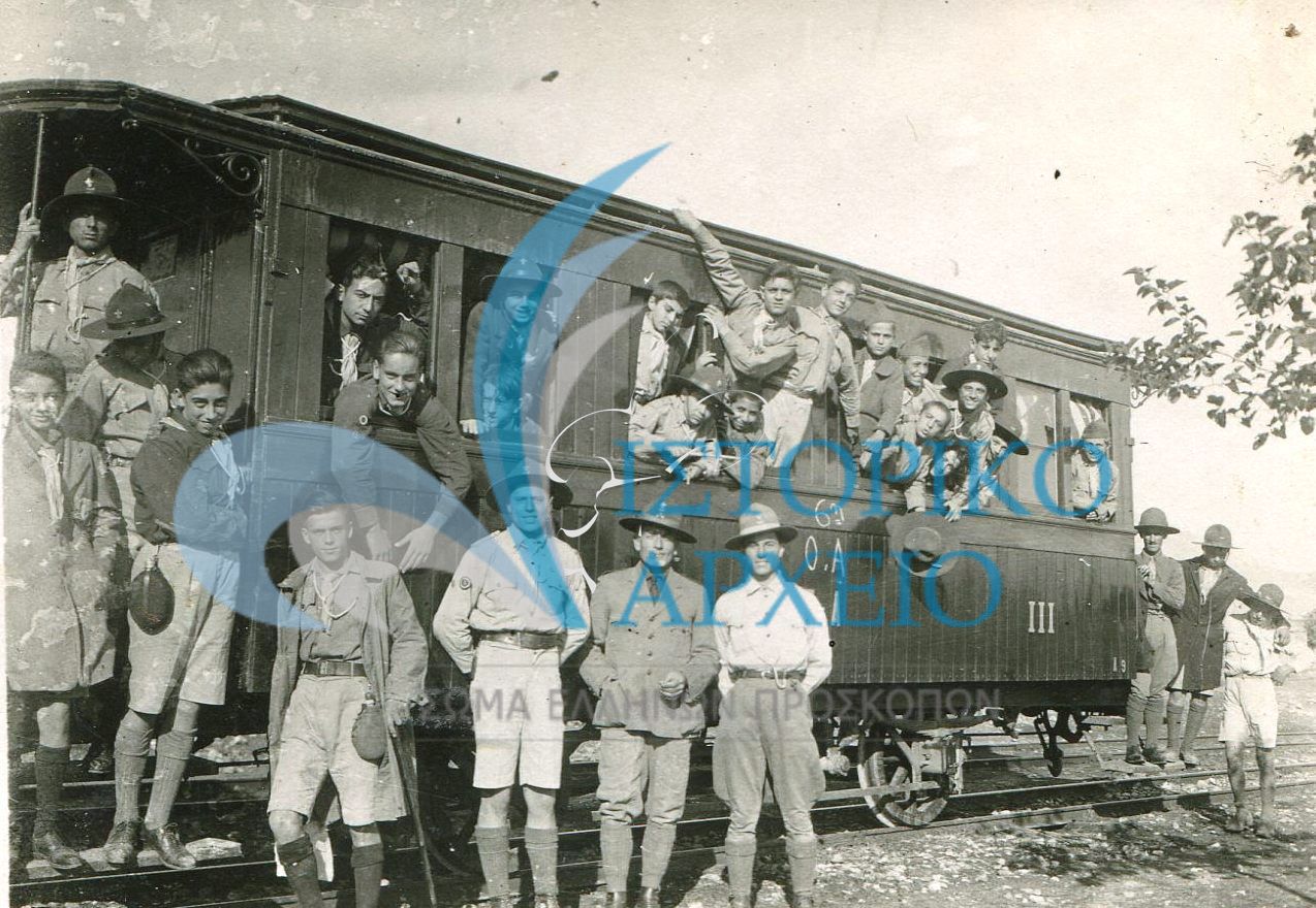 Η 6η Ομάδα Προσκόπων Αθηνών στο τρένο για το σταθμό της Κάντζας για μετάβαση στο Μαρκόπουλο και μετά στο Πόρτο Ράφτη. Αρχηγός της 6ης ο Χρ. Μπρισιμιτζάκης.