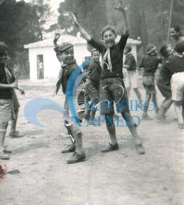 Τα Λυκόπυλα της 6ης Αγέλης σε παιχνίδι στην εκδρομή στην Λυκόβρυση το Πάαχα του 1936.