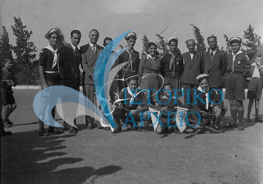 Ενωμοτάρχες ναυτοπροσκόπων με φιλοξενούμενους στην Αθήνα το 1939.