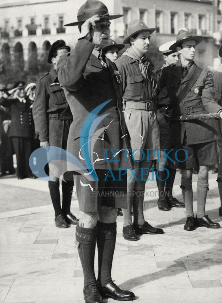 Ο Αντώνης Μπενάκης χαιρετά κατά την κατάθεση Στεφάνου στον Άγνωστο Στρατιώτη.