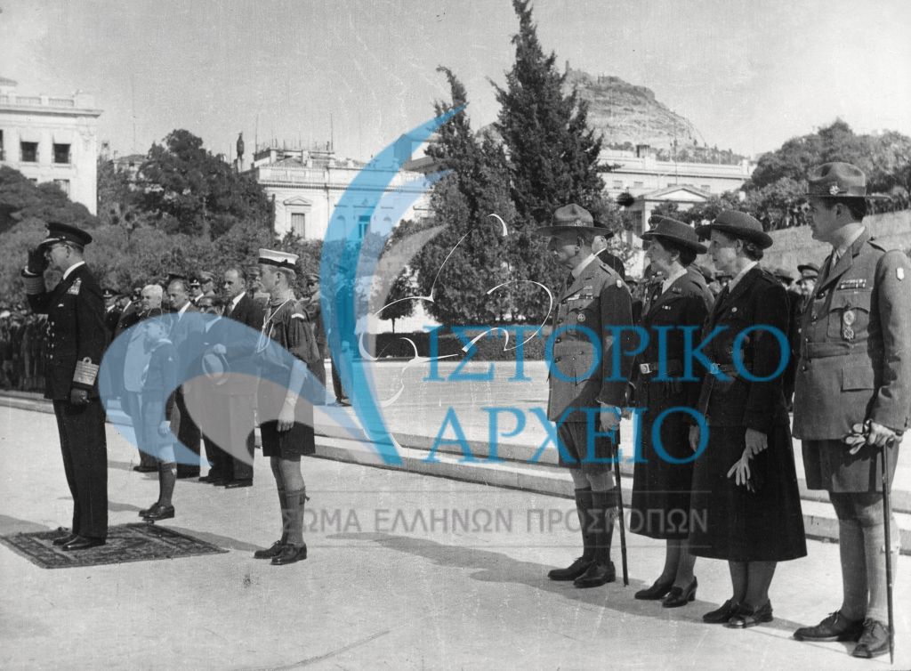 Ο Αντώνης Μπενάκης μαζί με τον Δ. Αλεξάτο και την ηγεσία του Σώματος Ελληνίδων Οδηγών στην παρέλαση για την 28η Οκτωβρίου του 1946 ενώπιον του Βασιλειά Παύλου. Πίσω του στέκει ο Διάδοχος Κωνσταντίνος με στολή λυκοπούλο και ο πρίγκιπας Κάρολος της Έσης ναυτοπρόσκοπος. 