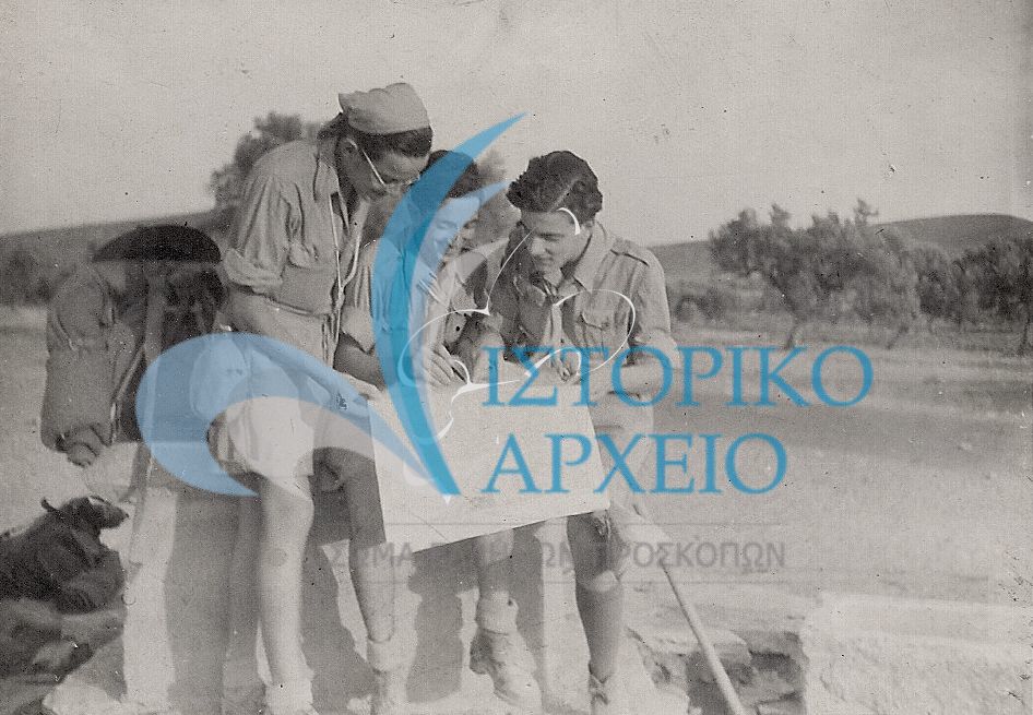 Ανιχνευτές καθ΄οδόν για το Κορωπί το 1947 αναζητούν την πορεία τους στο χάρτη.