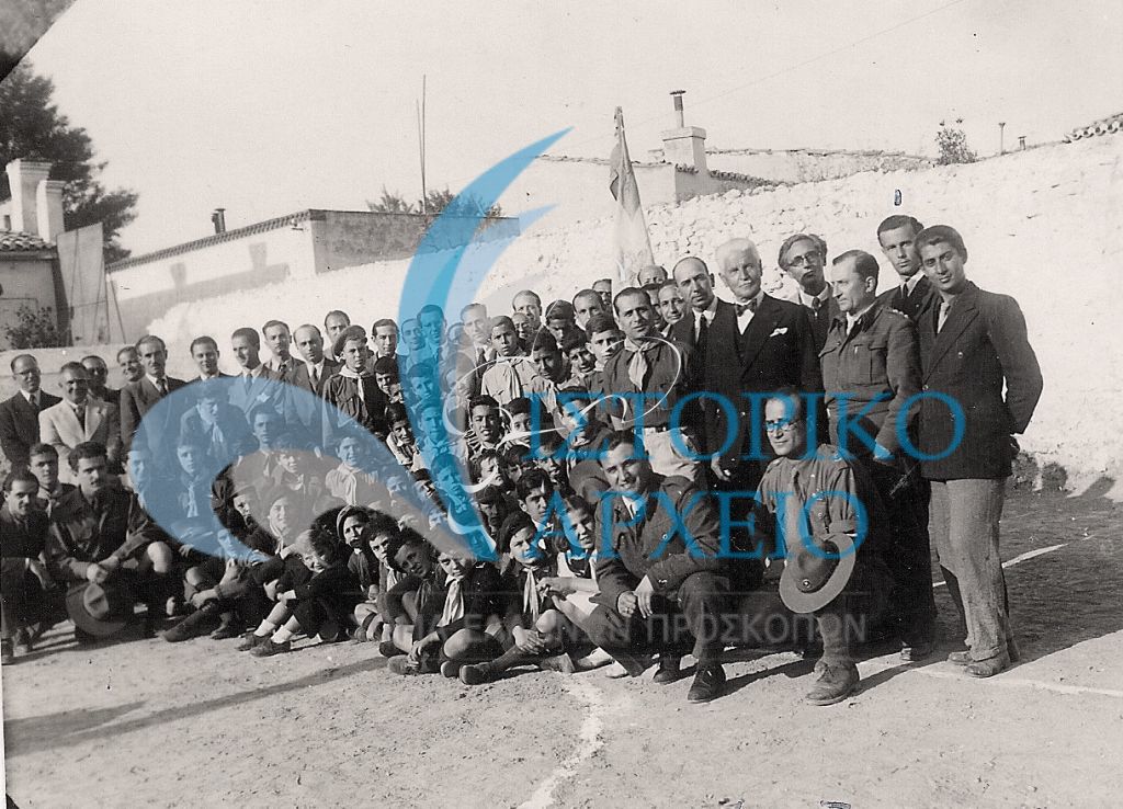 Το 9ο Αθηνών γιορτάζει το 1945 την επέτειο ιδρύσεώς του με τον Άγγ. Φέτση στην εστία του στην Κυψέλη.