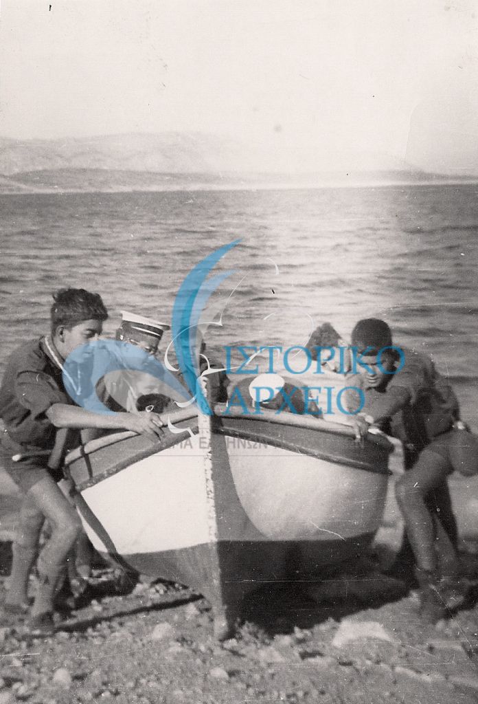 Ναυτοπρόσκοποι της 9ης Αθηνών βγάζουν στην ακτή τη βάρκα τους σε εκδρομή στα Σελίνια Σαλαμίνας το 1959.