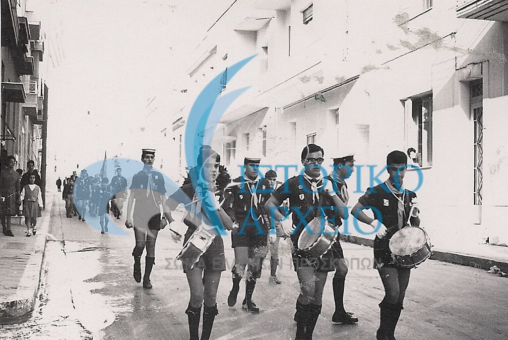 Το 9ο Αθηνών σε παρέλαση στου δρόμους της Κυψέλης. Οι Πρόσκοποι θα κατέθεταν στεφάνι στον Ανδριάντα του Κ. Κανάρη στο κέντρο της συνοικίας την 25η Μαρτίου 1962.