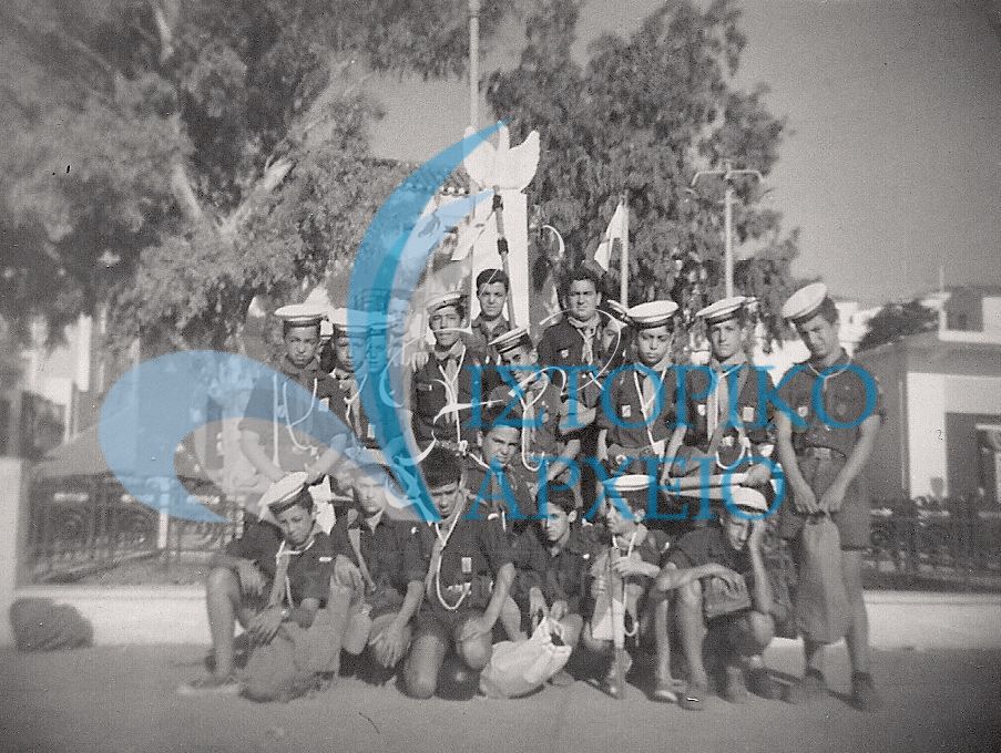 Πρόσκοποι της 9ης Αθηνών στην κεντρική Πλατεία Ερμιόνης κατά την κατασκήνωσή τους στην περιοχή το 1960.