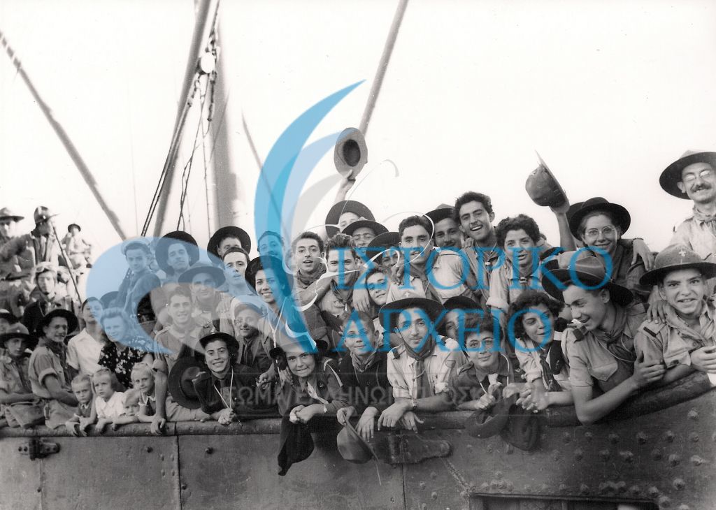 Έλληνες πρόσκοποι της Αιγύπτου καταφθάνουν στο Λιμάνι του Πειραιά για να συμμετέχουν στο 1ο Πανελλήνιο Τζάμπορη το 1950.