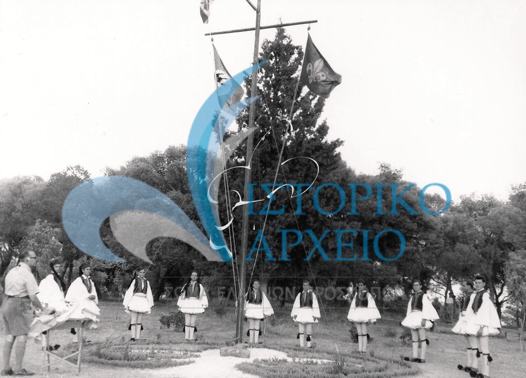 Πρόσκοποι με εθνικές ενδυμασίες λίγο πριν την υποστολή της Σημαίας του Τζάμπορη Αποδήμων το 1956.