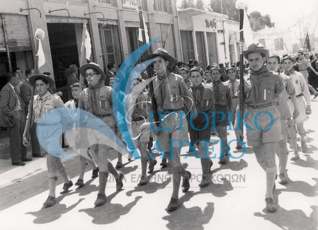 Πρόσκοποι σε παράταξη στη Κηφισιά μεταβαίνουν στο Ζηρίνειο σε εκδήλωση απονομής μεταλλίων στην Β` Περιφέρεια Αττικής (Ανατολική) το 1956.