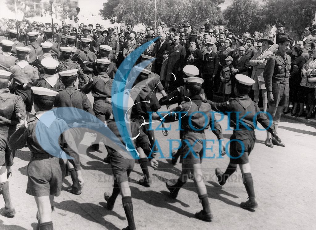 Ναυτοπρόσκοποι σε παρέλαση στο Ζηρίνειο ενώπιον βαθμοφόρων και τοπικών αρχών κατά την διάρκεια εκδήλωσης απονομής μεταλλίων στην Β` Περιφέρει (Ανατολική) το 1956.