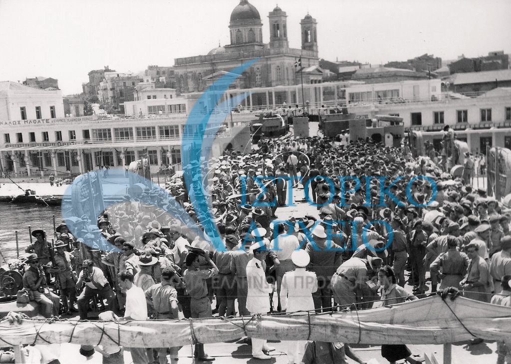 Δεκάδες Έλληνες πρόσκοποι κατακλύζουν το Λιμάνι του Πειραιά ερχόμενοι για να συμμετέχουν στο Τζάμπορη Αποδήμων το 1956.