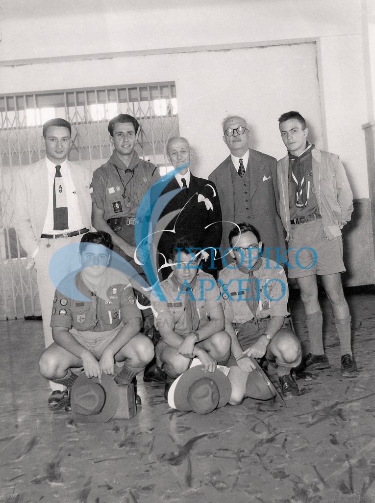 Η ελληνική αποστολή επιστρέφοντας από το Τζάμπορη του Νιαγάρα Καναδά το 1955 μαζί με τον Πρόεδρο Σοφιανό.