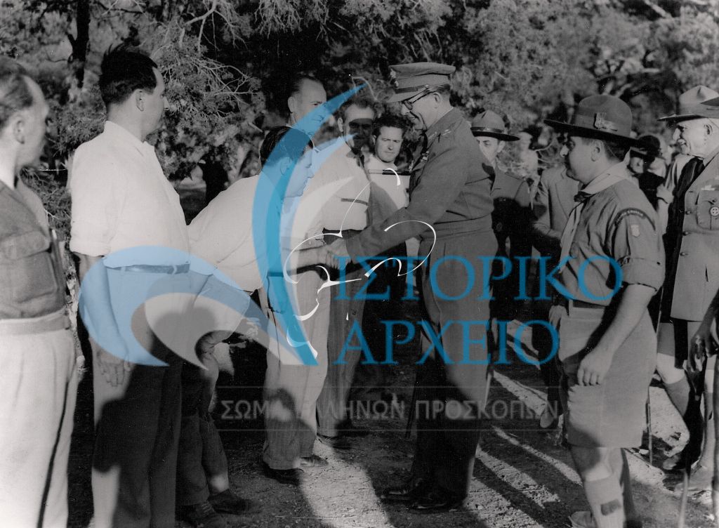 Ο Βασιλιάς Παύλος στο ΠΥΒΑ τον Μάιο του 1949 κατά την εκπαίδευση Επιθεωρητών Σωματικής Αγωγής από μέλη του ΣΕΠ.