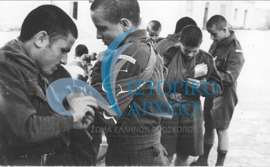 Πρόσκοποι της Καλλιθέας σε μάθημα περίδεσης τραυματία και παροχής πρώτων βοηθειών τον Μάιο του 1955.