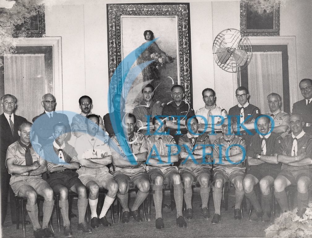 Ο Διάδοχος Κωνσταντίνος σε γεύμα προς τιμήν του από το ΔΣ ΣΕΠ το 1960. Διακρίνονται καθισμένοι: Κ. Ανδρικόπουλος, Λ. Σάββας, Α. Κομνηνός, Δ. Αλεξάτος, Δ. Μακρίδης, Τ. Γκαζιάνης, Μ. Ρουμπέσης, Λ. Σκυριανίδης. Ορθιοι: Γιαβάσης, Λενός, Στεφανουδάκης, Χαρίτος, Παπαδάκης, Χαραλάμπους, Καρράς, Χαλκιόπουλος