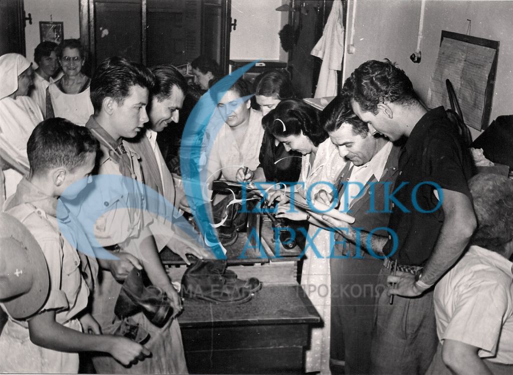 Πρόσκοποι βοηθούν στην προετοιμασία δεμάτων με ρούχα για τους σεισμοπαθείς των Ιονίων νήσων τον Αύγουστο του 1953.