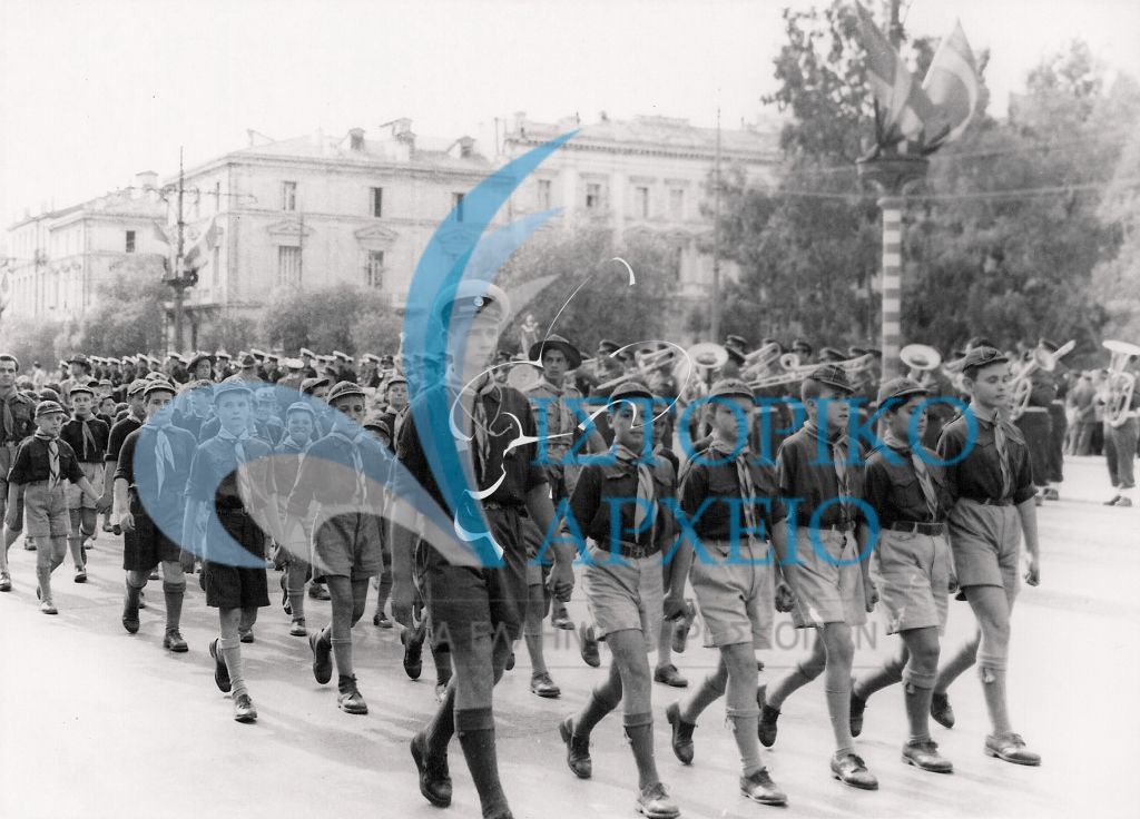 Λυκόπουλα της Αθήνας παρελαύνουν για την επέτειο της 28ης Οκτωβρίου 1950.