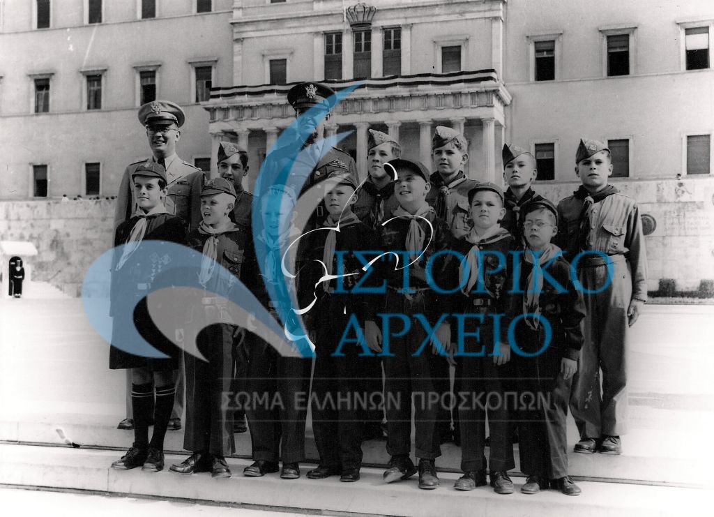 Πρόσκοποι από τις οικογένειας της Αμερικάνικης Βάσης στην Ελλάδα παρακολουθούν την παρέλαση της 28ης Οκτωβρίου του 1950 στο Σύνταγμα.