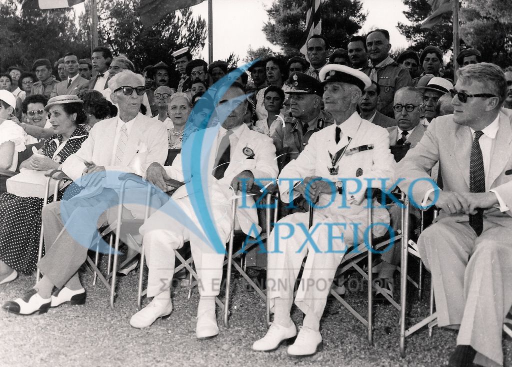 Ο Πρωθυπουργός Κωνσταντίνος Καραμανλής με τον Υπουργό Εθνικής Παιδείας & Θρησκευμάτων Πέτρο Λεβάντη και ο Πρόεδρος ΔΣ Μ. Σοφιανός στην Πυρά Έναρξης του Τζάμπορη Αποδήμων στον Άγιο Ανδρέα το 1956.