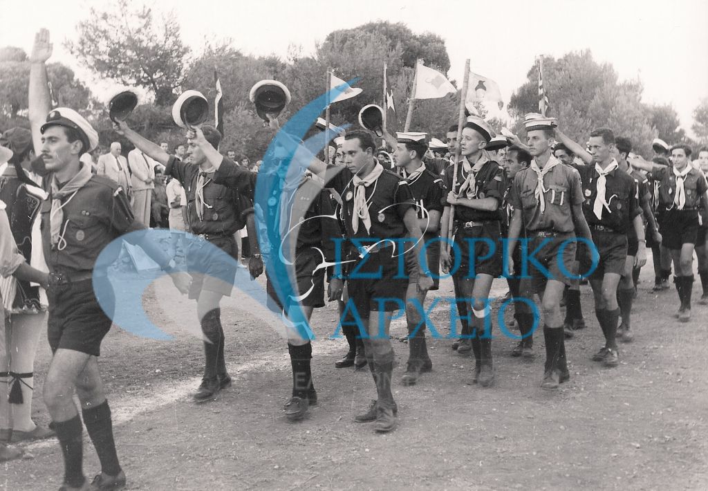 Απόδημοι ναυτοπρόσκοποι χαιρετούν τους επισήμους στην παρέλαση έναρξης του Τζάμπορη Αποδήμων το 1956.