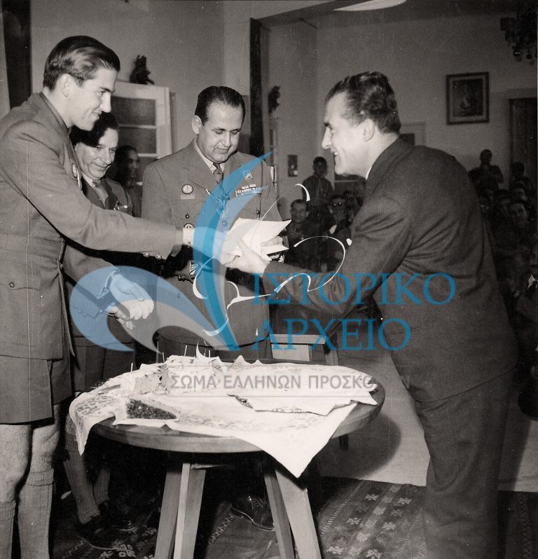 Ο Διάδοχος Κωνσταντίνος κόβει με τον ΓΕ Δ. Αλεξάτο την πίτα των Αρχηγών Προσκόπων στην Εθνική Εστία το 1961.