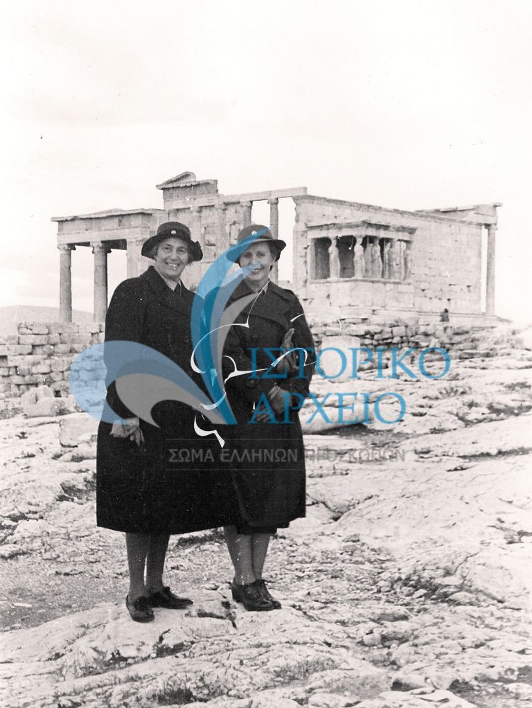 Η Αρχιοδηγός Όλαβ Μπέιντεν Πάουελ με την ΓΕ ΣΕΟ Ζαρίφη στην Ακρόπολη Αθηνών κατά την επίσκεψή της στην Ελλάδα το 1948.