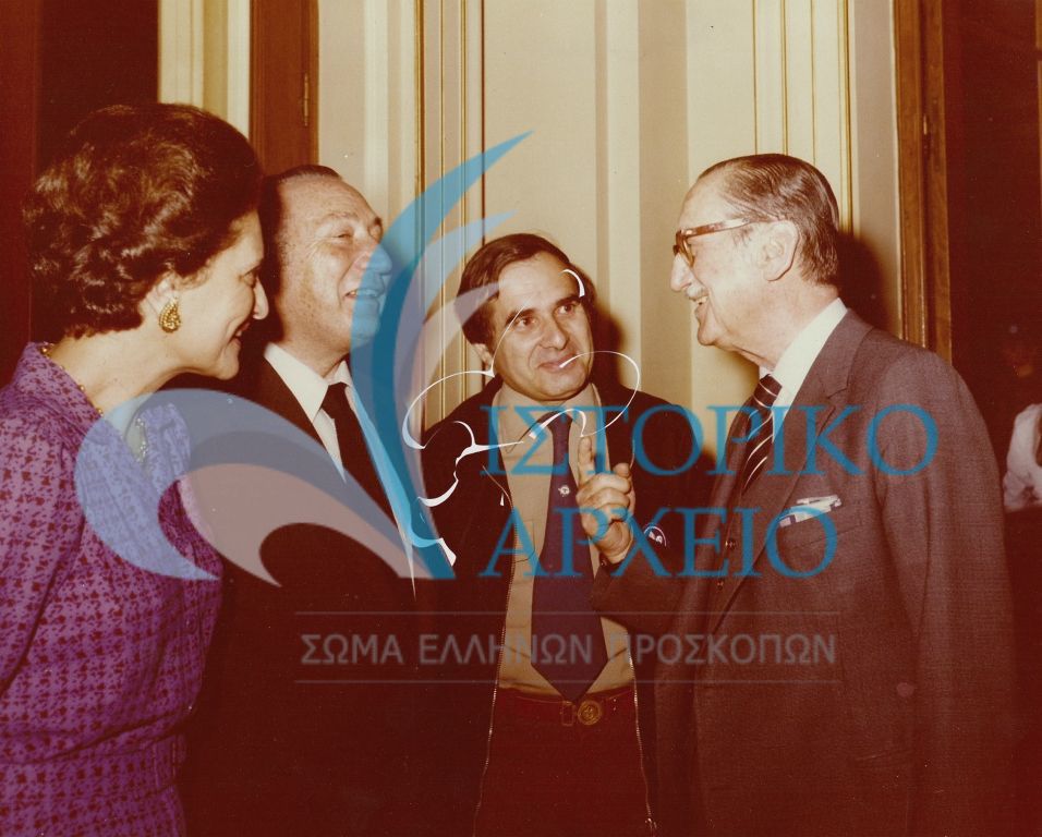Ο Υπουργός Εθνική Άμυνας Ευάγγελος Αβέρωφ συνομιλεί με τον Πρόεδρο ΔΣ Δ. Μαρινόπουλο και τον ΓΕ Ν. Καλογερά στην δεξίωση για τα 70 χρόνια ΣΕΠ το 1980.