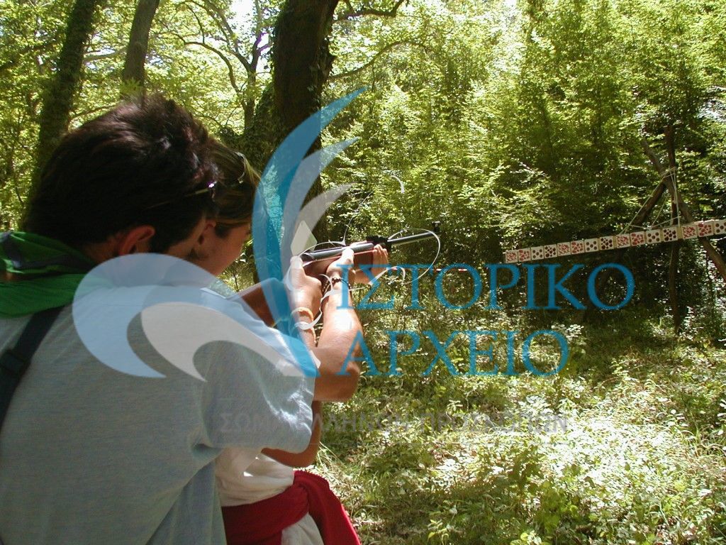 Σκοποβολή μέσα στο δάσος του Ζαγορίου στην 1η Πανελλήνια Δράση Ανιχνευτών "Ελπίδα" το 2002. 