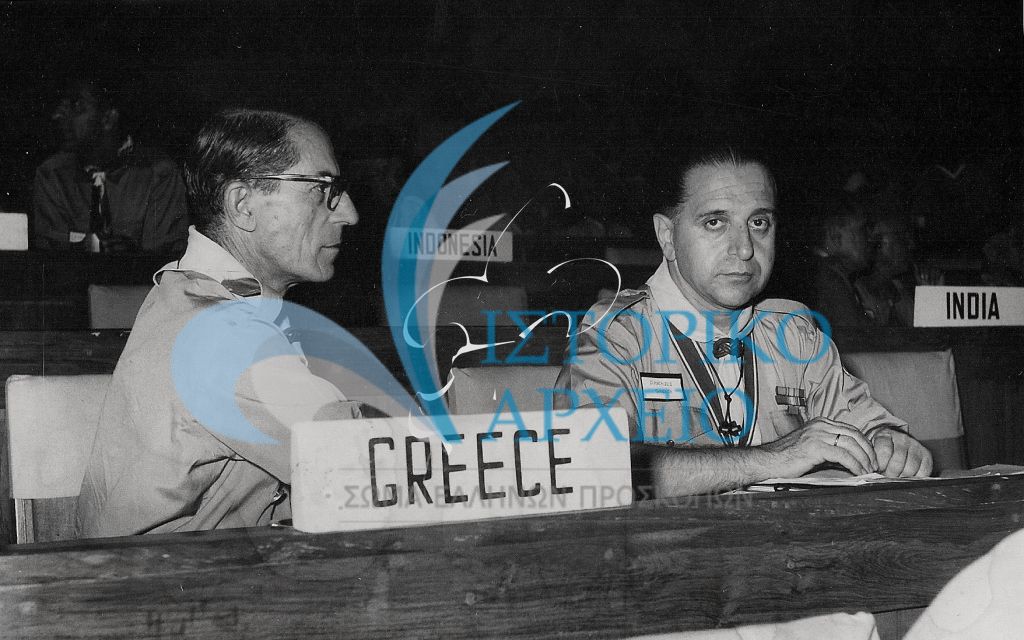 Ο Δημήτρης Μακρίδης εκπρόσωπος των Ελλήνων Προσκόπων στο Παγκόσμιο Προσκοπικό Συνέδριο στο Νέο Δελχί της Ινδίας τον Αύγουστο του 1959.