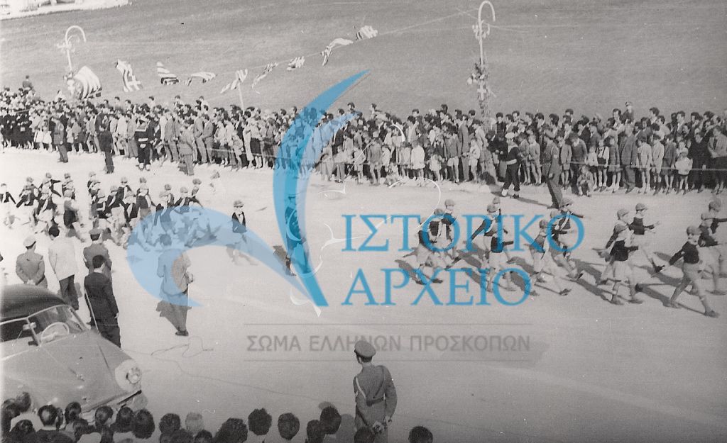 Λυκόπουλα του Ρεθύμνου σε παρέλαση για την επέτειο της Μονής Αρκαδίου τον Νοέμβριο του 1959.