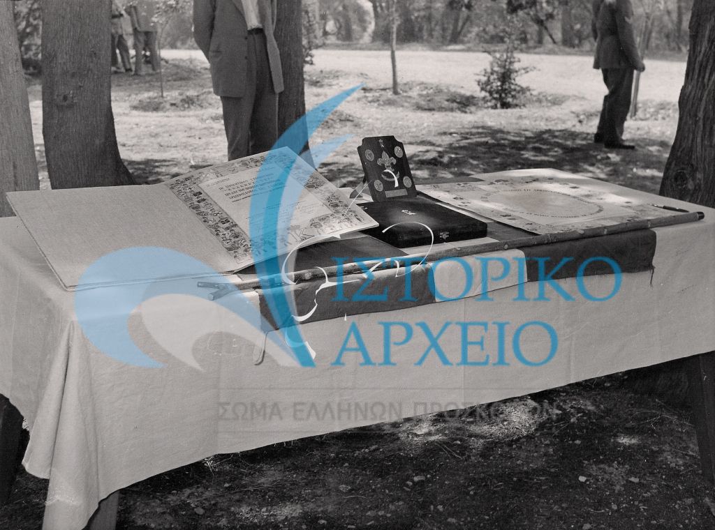 Το αναμνηστικό σήμα το κοντάρι του Αρχηγού και η απόφαση του ΔΣ για την ανακήρυξη του Διαδόχου Κωνσταντίνου σε Αρχιπρόσκοπο της Ελλάδος στο ΠΥΒΑ το 1959.