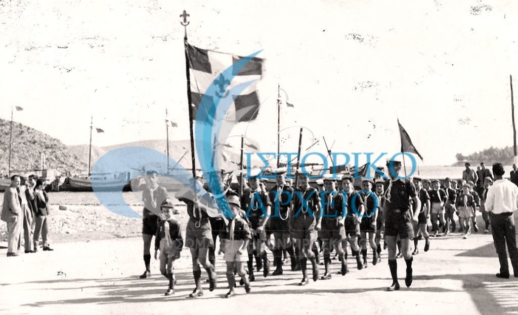 Ναυτοπρόσκοποι και Λυκόπουλα σε παρέλαση στη παραλία της Ερμιόνης την 28η Οκτωβρίου 1958.