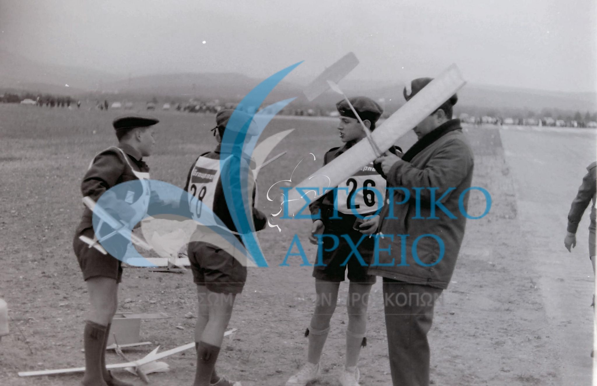 Αεροπρόσκοποι της Αθήνας σε επίδειξη αερομοντελισμού τον Νοέμβριο του 1971 στο Τατόι.