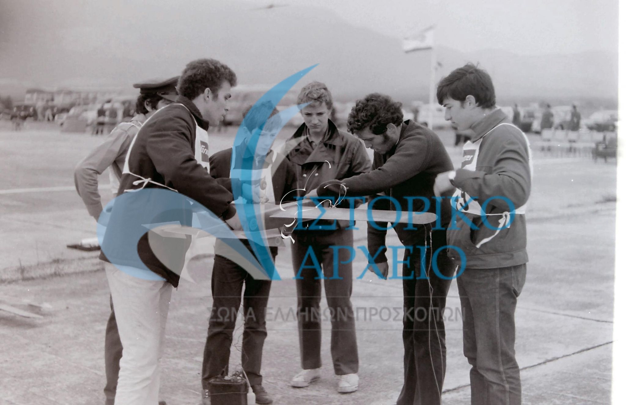 Αεροπρόσκοποι της Αθήνας σε επίδειξη αερομοντελισμού τον Νοέμβριο του 1971 στο Τατόι.