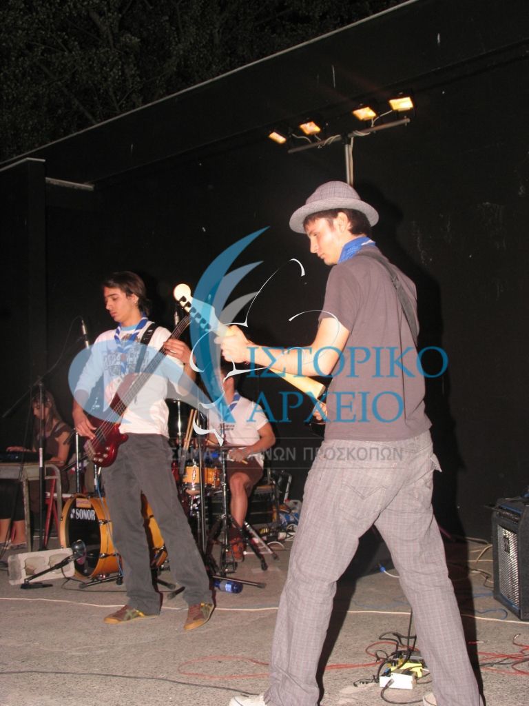 Μουσικά συγκροτήματα από Κοινότητες σε συναυλία στο πλαίσιο της 23ης Πανελλήνιας Ανιχνευτικής Πολιτιστικής Ενημέρωσης στη Λάρισα το 2007.