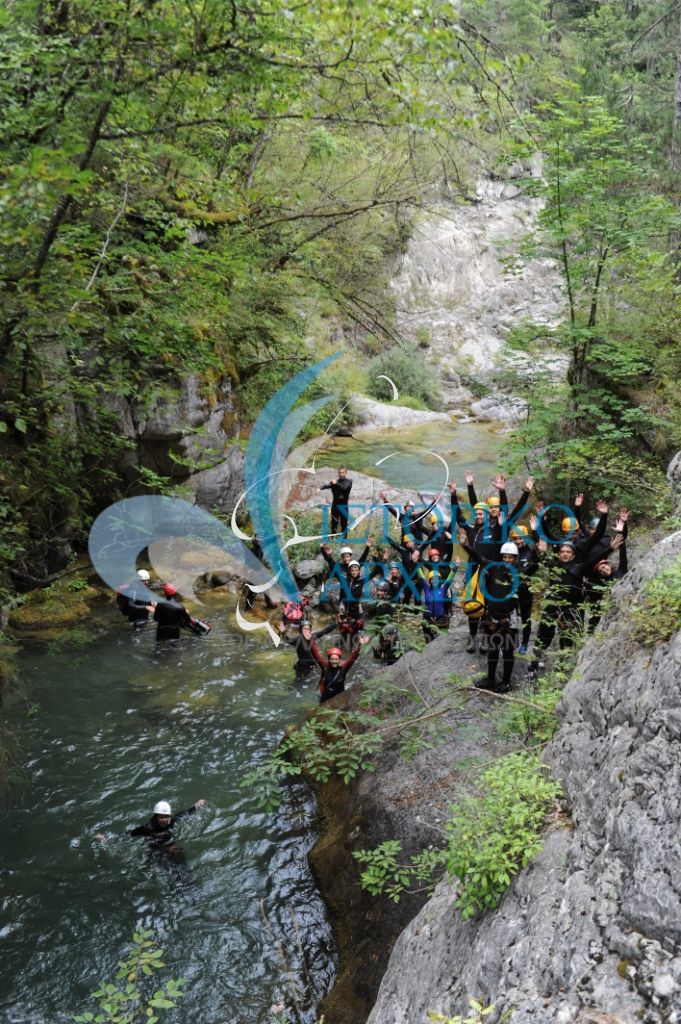 Ανιχνευτές κατεβαίνουν το φαράγγι του ποταμού Ενιπέα στο πλαίσιο των δραστηριοτήτων της Πανελλήνιας Δράσης "Ελπίδα 2009".