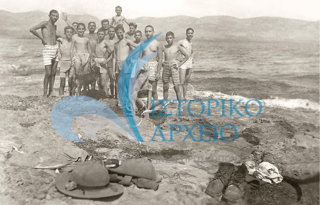 Η ομάδα του Αθ. Λευκαδίτη σε εκδρομή στο Φάληρο το 1916.