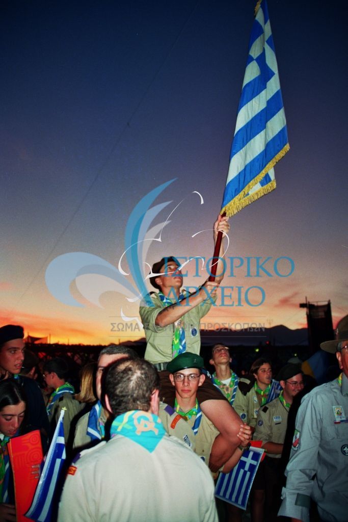 Η ελληνική σημαία στην κορυφή της ελληνικής προσκοπικής αποστολής στην πυρά έναρξης του Τζάμπορη της Χιλής το 1999.