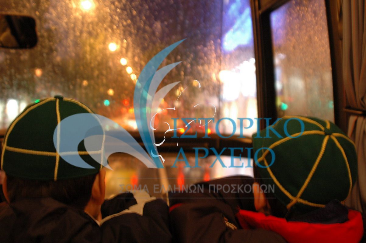 Λυκόπουλα μέσα στο λεωφορείο πηγαίνουν στην Αθήνα για την 1η Πανελλήνια Δράση Λυκοπούλων το 2007.