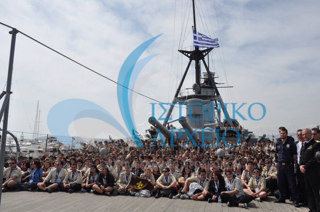 Ανιχνευτές στο κατάστρωμα του Θ/Κ "Γ. Αβέρωφ" κατά την επίσκεψή τους στο πλοίο κατά την 27η Πανελλήνια Ανιχνευτική Πολιτιστική Ενημέρωση το 2011.